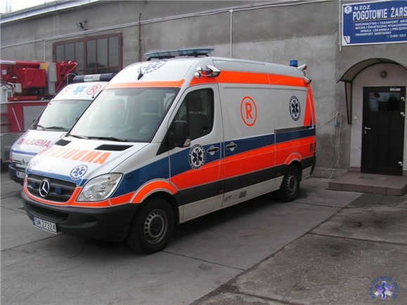 Ambulansy przed stacją