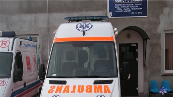 Ambulans przed pogotowiem