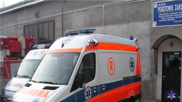Ambulansy przed stacją