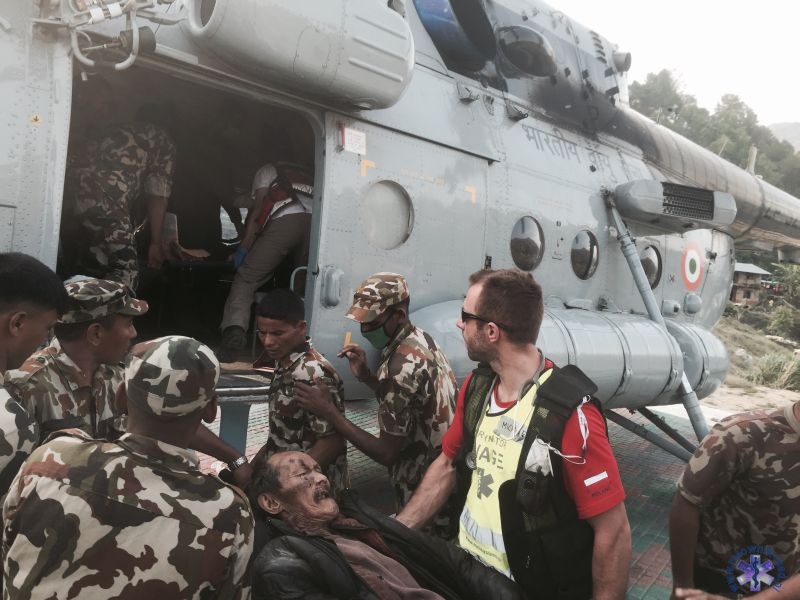 Polscy Ratownicy pomagają w Nepalu-9