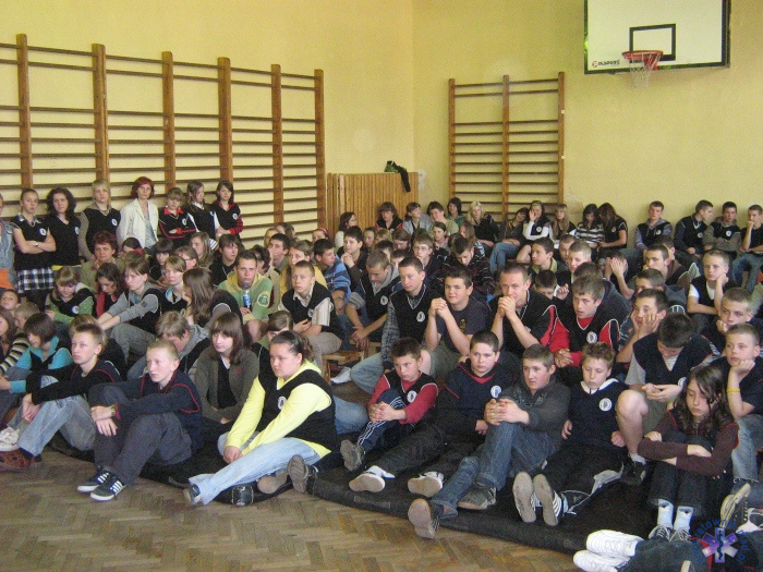 Ratownicy wśród młodzieży - pokaz w Rymaniu
