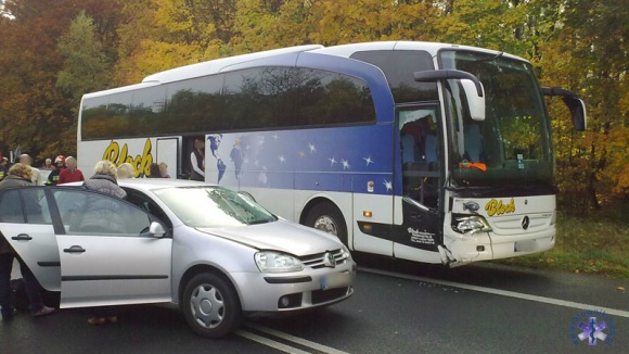 Autobus z osobówką-4