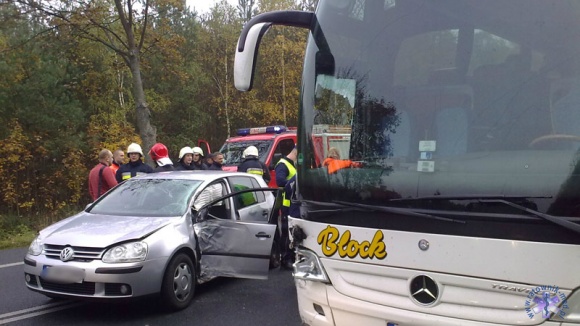 Autobus z osobówką-6
