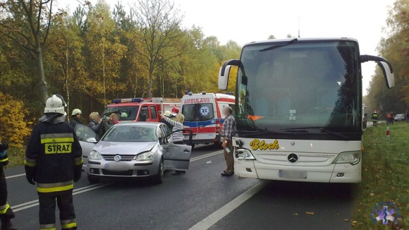 Autobus z osobówką-3