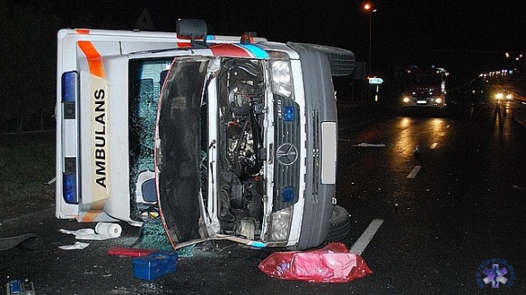 Zderzenie ambulansu z jeepem